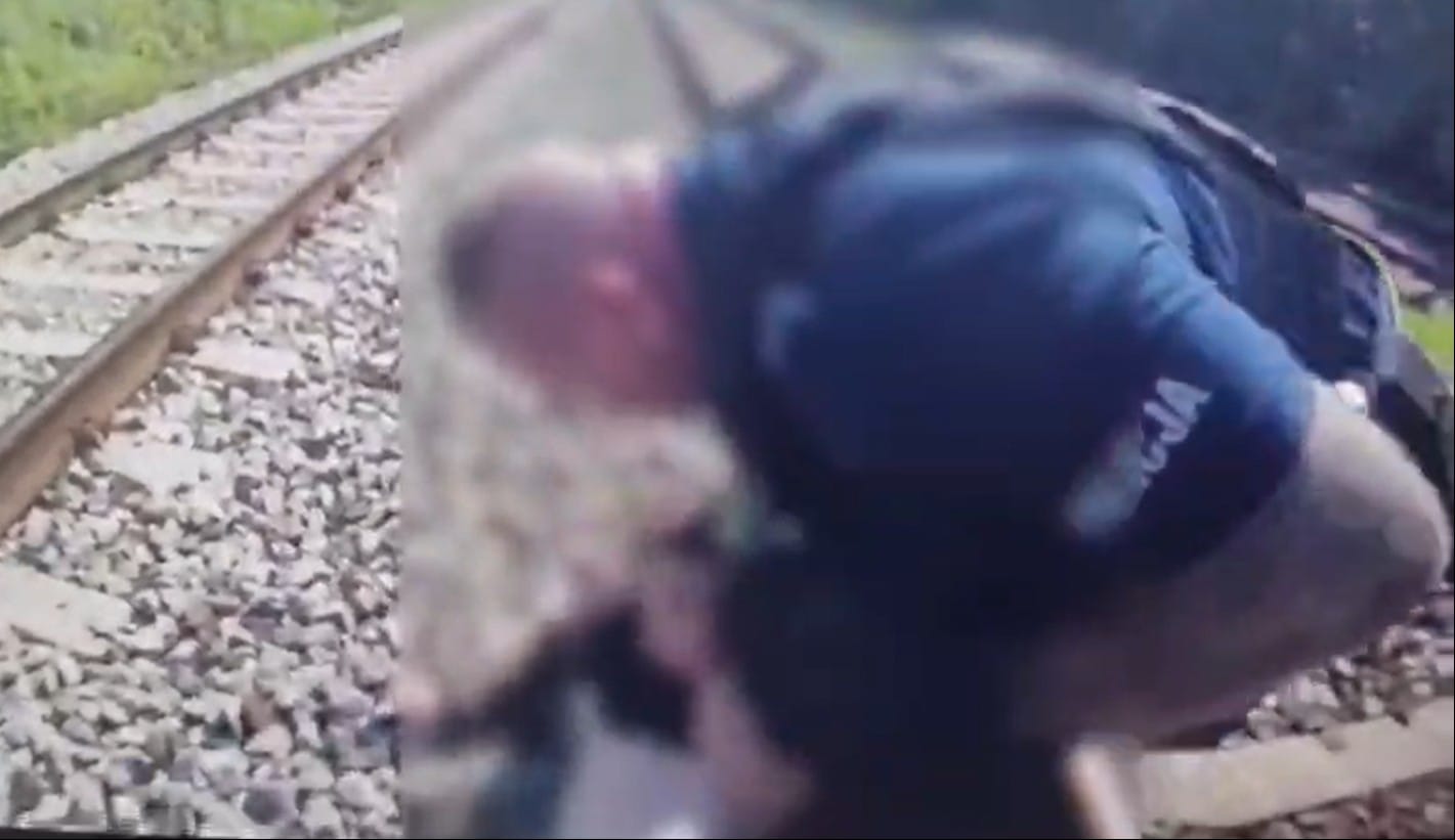 Pijany 20-latek leżał z głową na torach. Sekundy przed pociągiem ściągnęli go policjanci [NAGRANIE] Zdjęcie główne wpisu