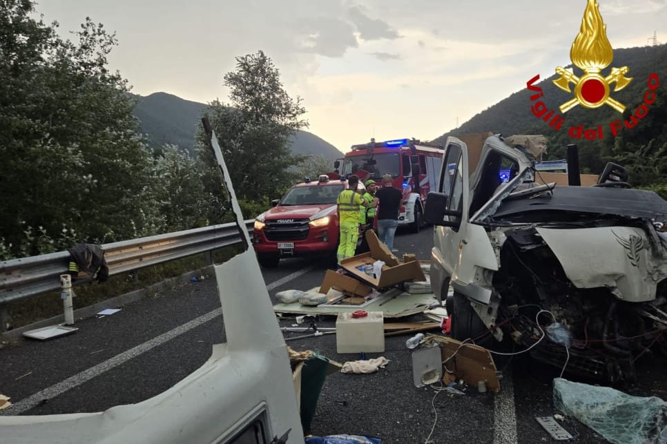 Tragedia we Włoszech. Kamper zjechał na przeciwległy pas, wjechał prosto w autobus. Sześć osób nie żyje Zdjęcie główne wpisu