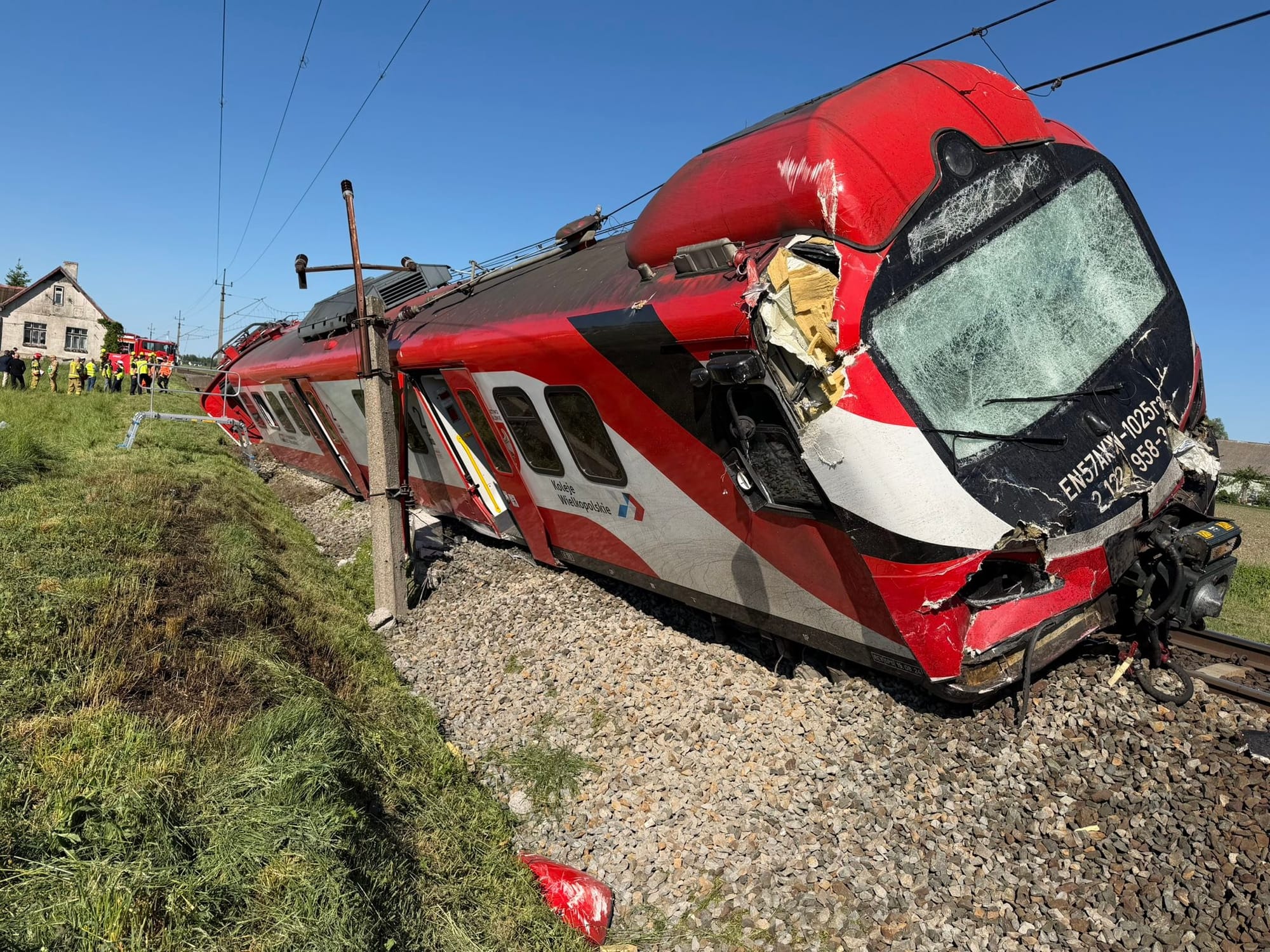 Strażacy z OSP Rogoźno pokazali kulisy akcji przy wykolejeniu pociągu pod Garbatką. To nagranie robi wrażenie Zdjęcie wpisu