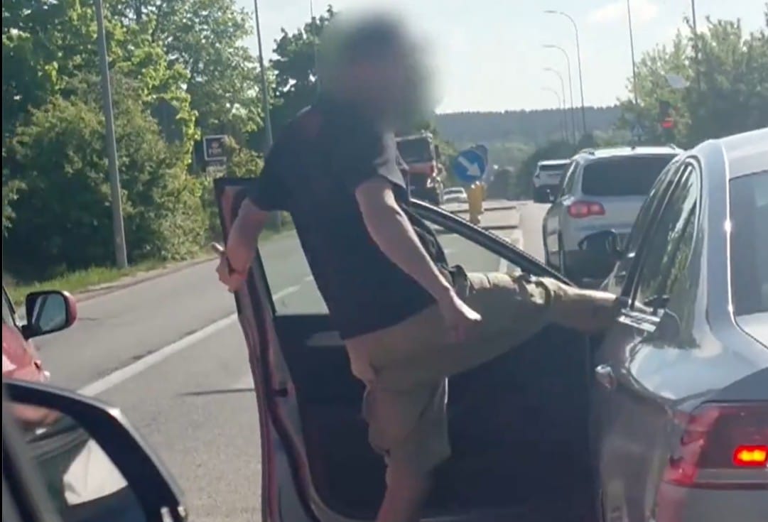 Otworzył drzwi i skopał kobietę prowadzącą auto. Wstrząsające nagranie ze Straszyna Zdjęcie wpisu