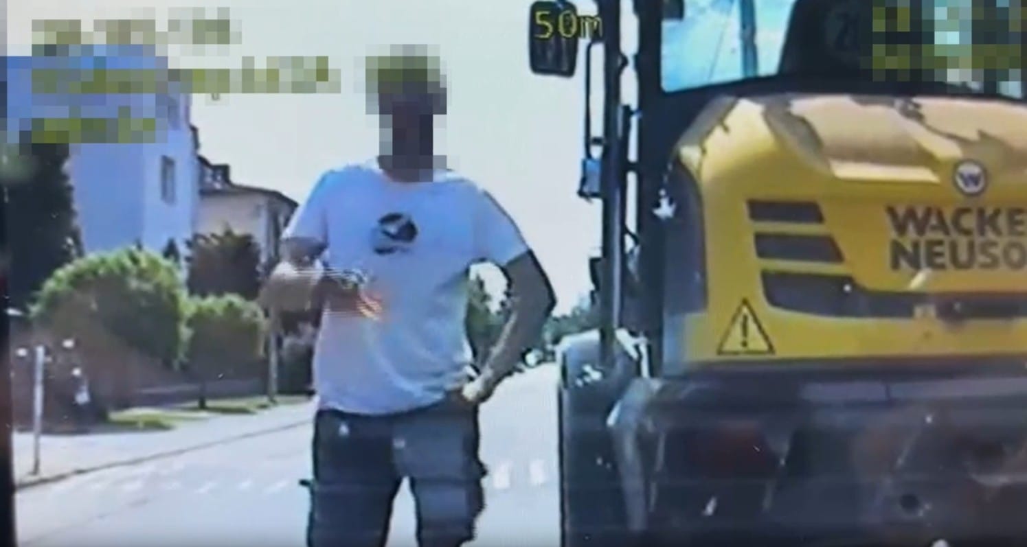 Był pod wpływem, dokupił małpeczki, wsiadł do ładowarki i pomachał nimi przed kamerą policji Zdjęcie wpisu