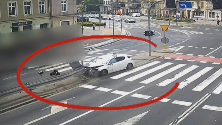 Kierowca Toyoty stracił panowanie na śliskiej drodze. Zatrzymał się dopiero na sygnalizatorze Zdjęcie wpisu