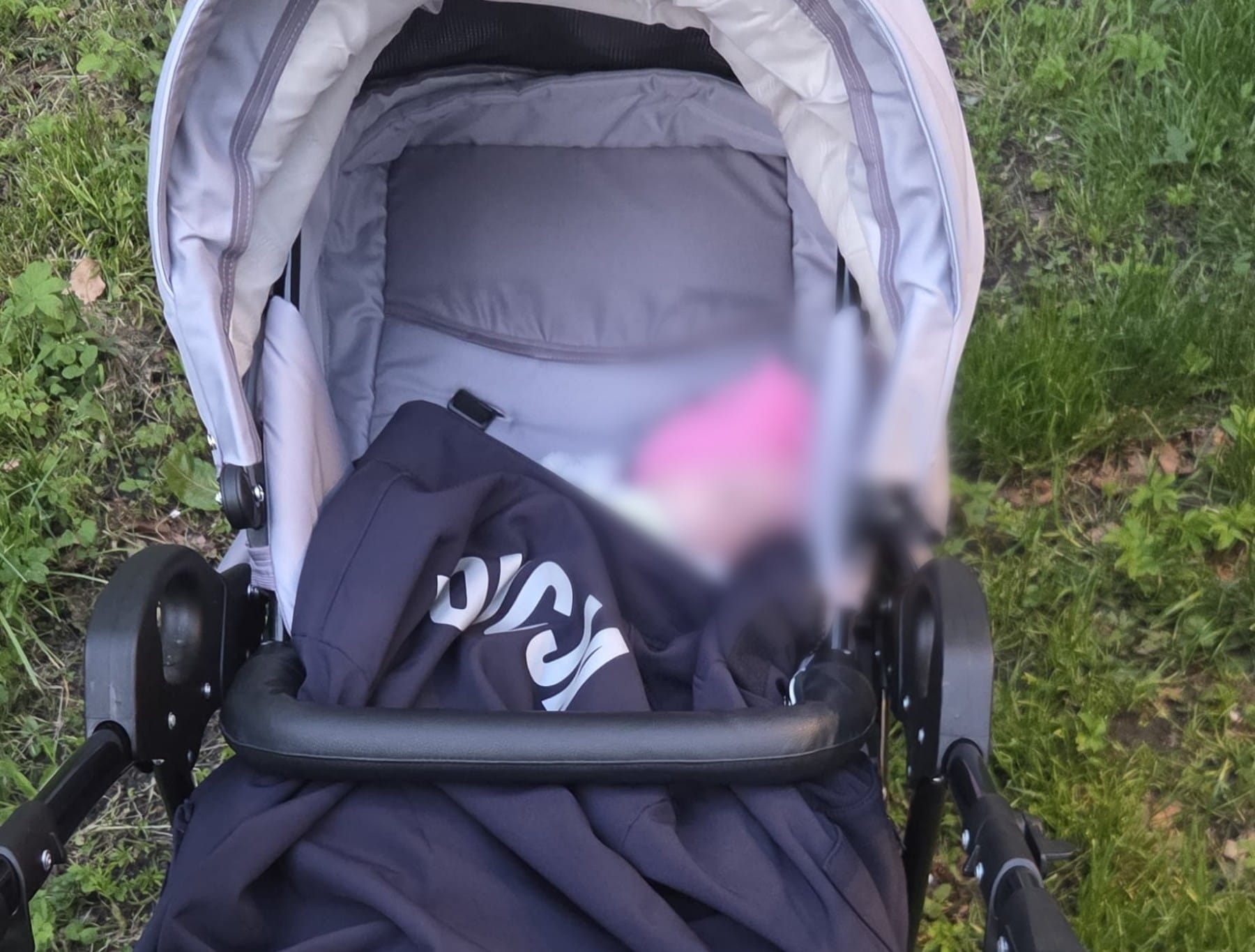 Matka miała 3 promile i ledwo trzymała się wózka, w którym było 5-miesięczne dziecko. Policja pokazała co przy niej znaleźli Zdjęcie wpisu