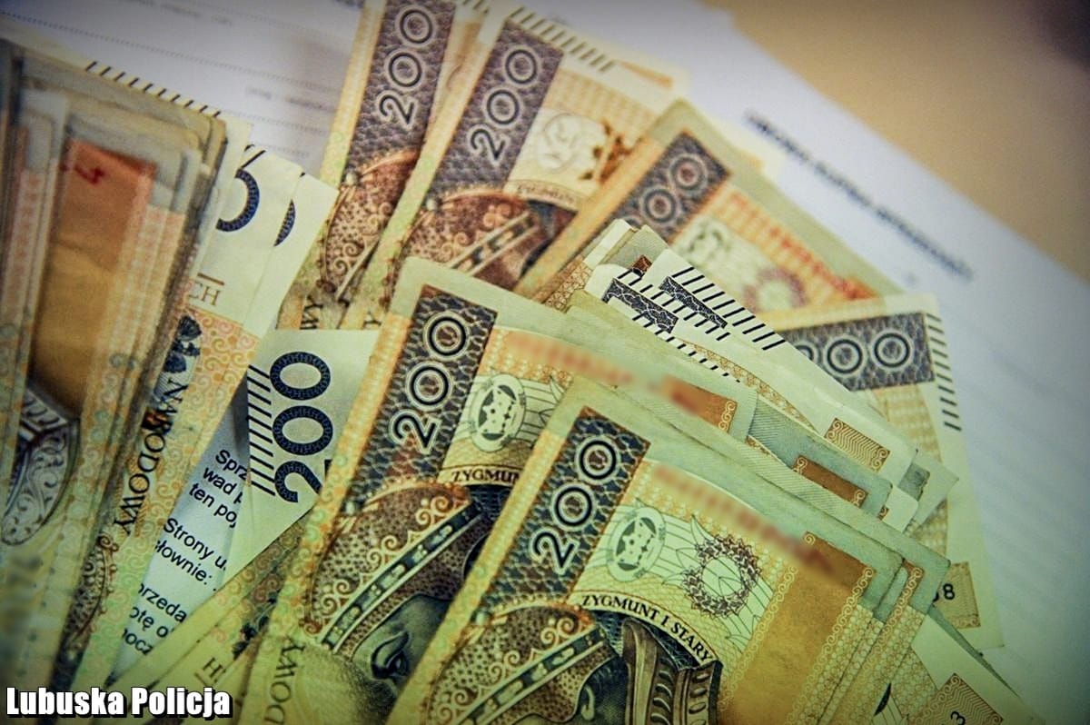 Policjant po cywilnemu znalazł 60 tysięcy złotych w sklepie. Wszystko oddał właścicielowi - Kostrzyn nad Odrą Zdjęcie wpisu