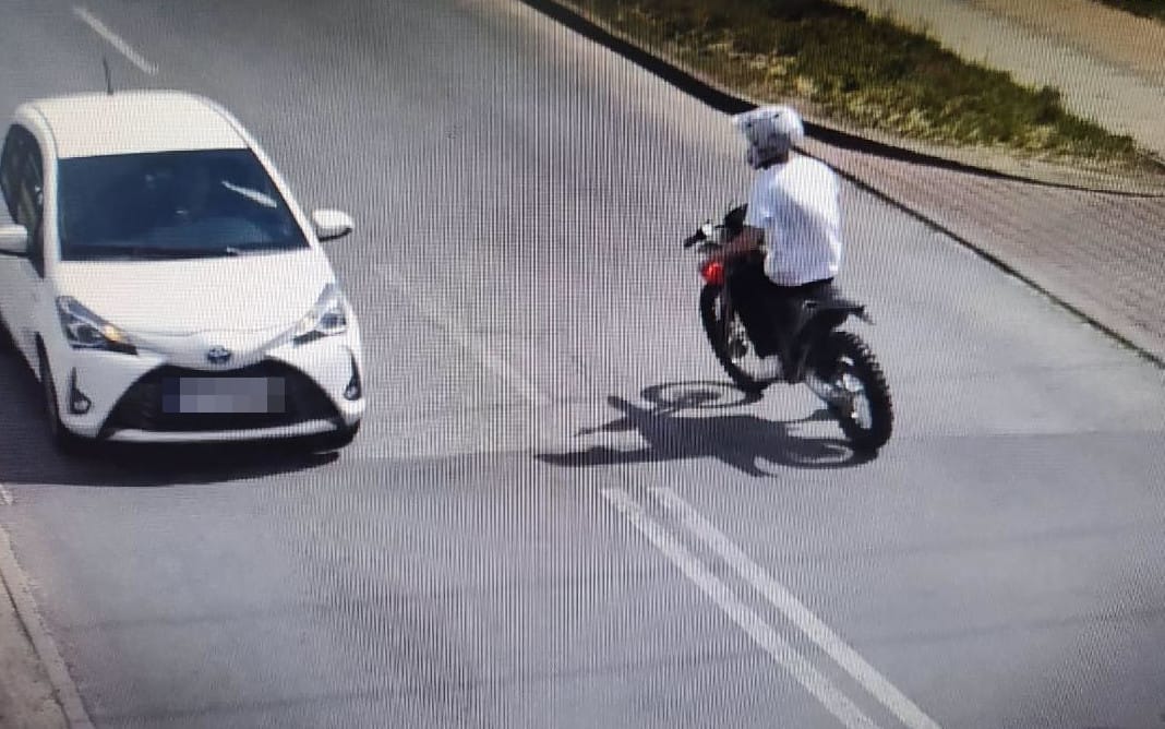 17-latek wjechał elektrycznym crossem prosto pod patrol drogówki. Maszyna bez rejestracji, on bez uprawnień Zdjęcie wpisu