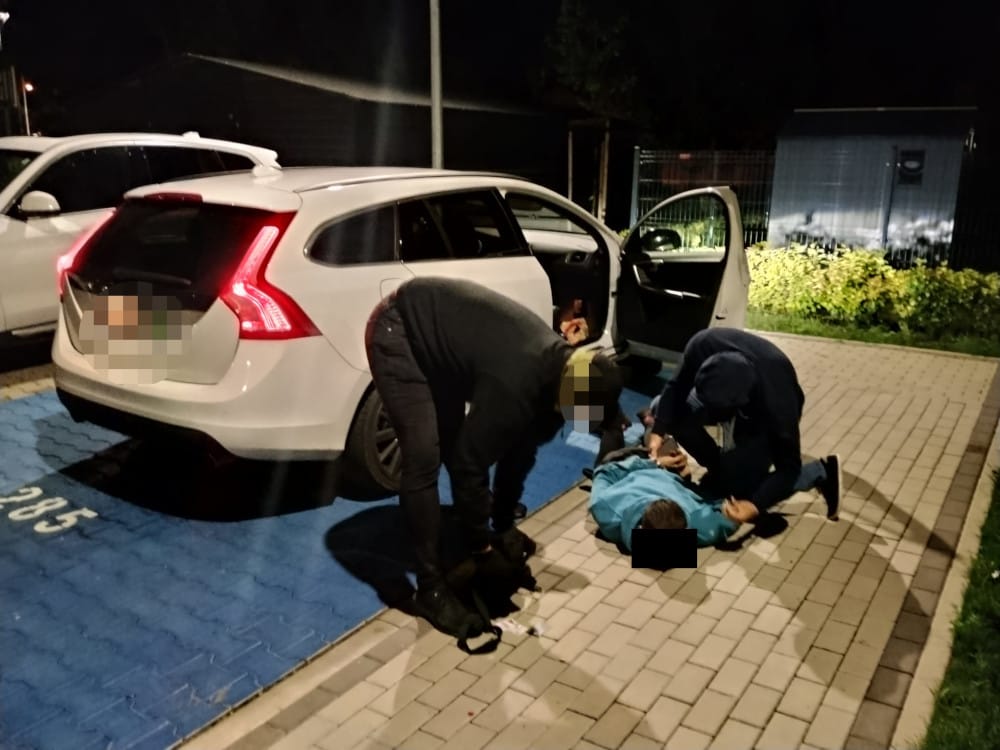 Kradli Jeepy, Dodge'a i Alfę Romeo. Grupa "Kobra" zatrzymała dwóch podejrzanych z całym arsenałem narzędzi Zdjęcie wpisu