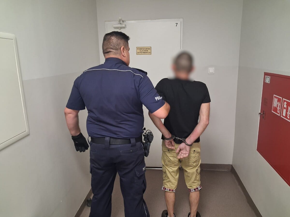 Wskoczył do stawu, żeby uniknąć odpowiedzialności. Obywatel Ukrainy miał 2,2 promila i dożywotni zakaz prowadzenia w drodze Zdjęcie wpisu