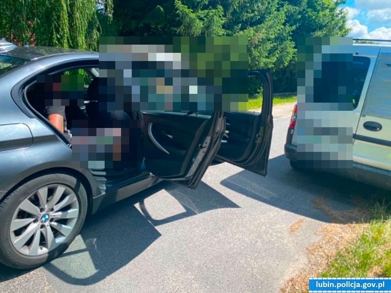 Totalna kumulacja. Dwa aktywne zakazy, podwójnie poszukiwany, a auto którym uciekał miało inne tablice, brak OC i przeglądu Zdjęcie wpisu