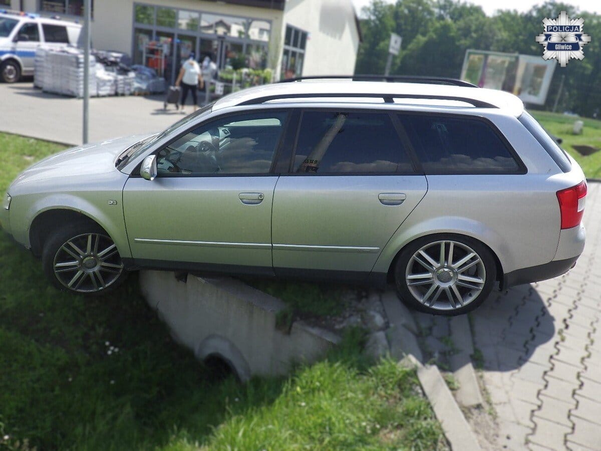 3,5 promila miał kierowca który wjechał do rowu jadąc do sklepu. Próbował uciekać ale go zatrzymano Zdjęcie wpisu