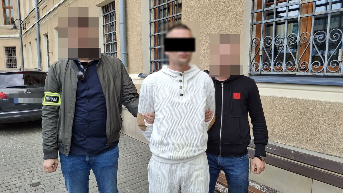 Zostawił auto na środku skrzyżowania i boso poszedł kraść paliwo do wiaderka. Miał 2 promile i dożywotni zakaz Zdjęcie wpisu