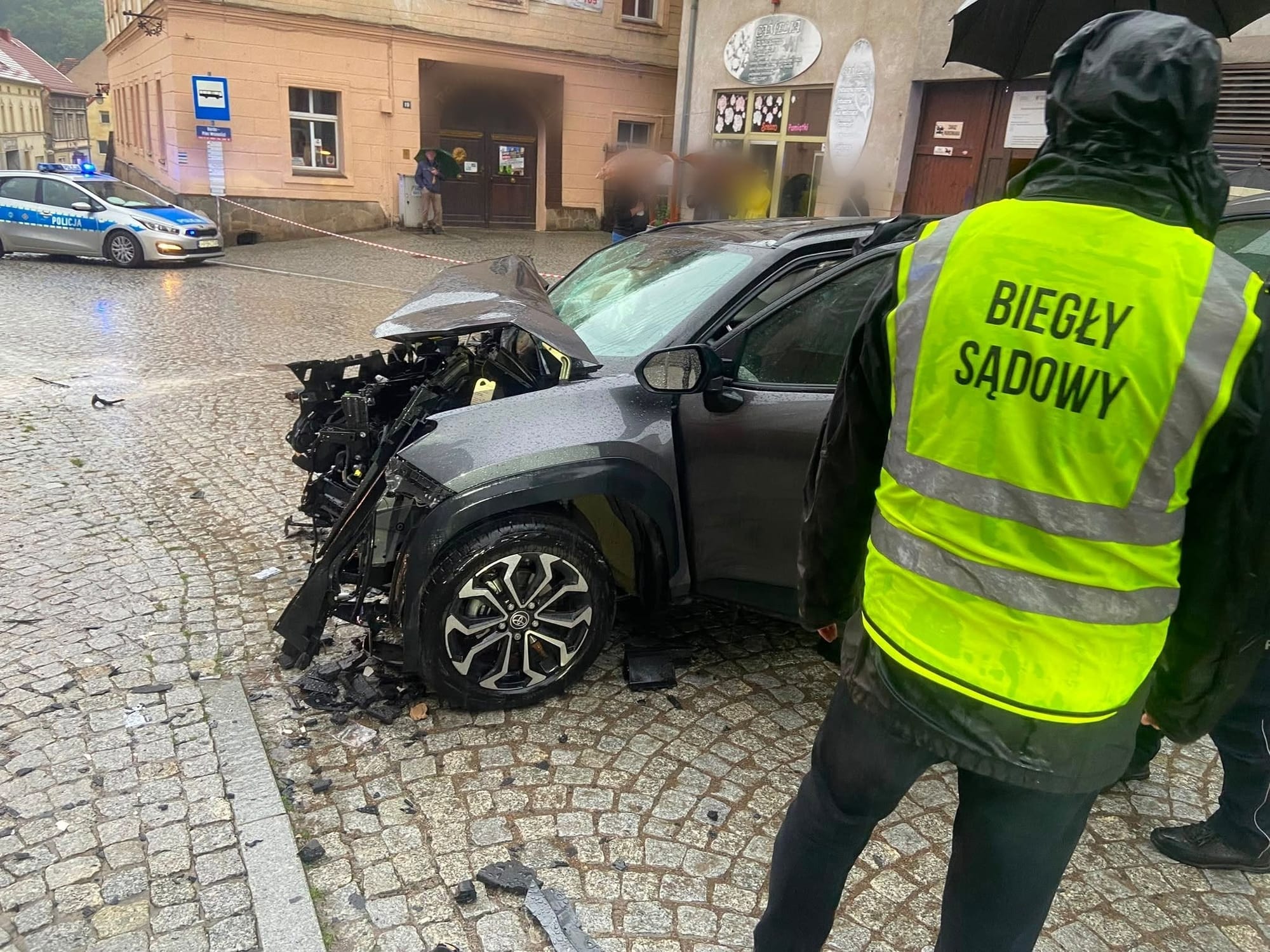 Wjechał autem i przygniótł ojca z 12-letnim synem do muru. Ich życia nie udało się uratować Zdjęcie wpisu