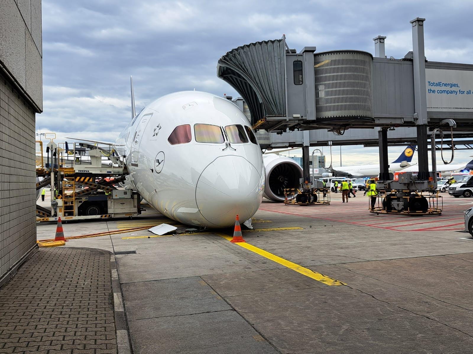 Prawie nowy Dreamliner Lufthansy runął dziobem na płytę lotniska we Frankfurcie. Podwozie złożyło się samo Zdjęcie wpisu