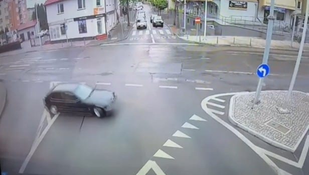 Driftował starym BMW w centrum Ostrołęki. Policja ustaliła 19-latka i odebrała mu prawo jazdy Zdjęcie wpisu