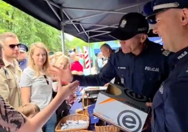 Rodzicom grożą mandaty. Od dzisiaj dzieci muszą jeździć na rowerze i hulajnodze w kasku Zdjęcie wpisu