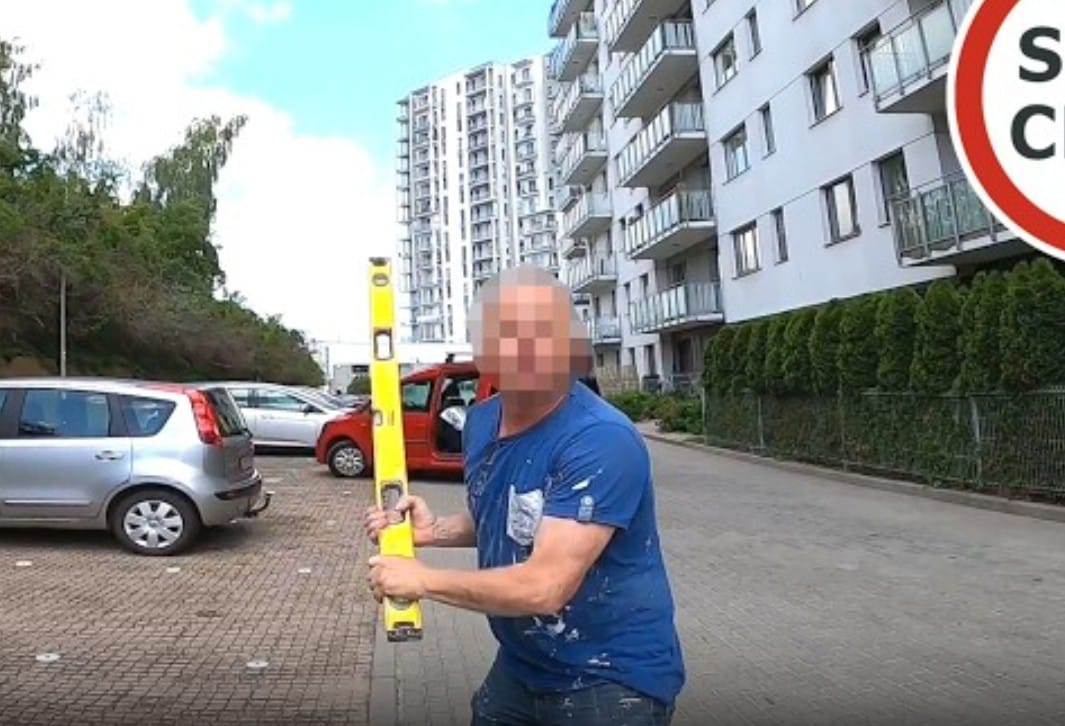 Wyskoczył z poziomicą do motocyklisty. Narwany budowlaniec na parkingu w Gdańsku Zdjęcie wpisu
