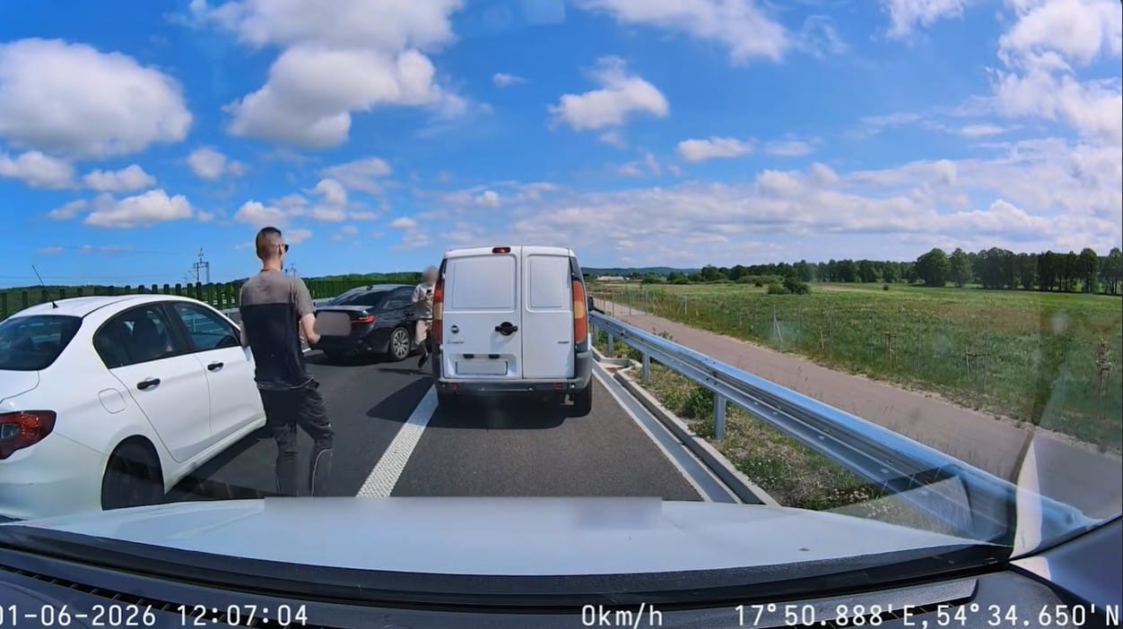 Jechał całą szerokością drogi. Po zatrzymaniu okazało się, że nie tylko jest pijany ale też jechał kradzionym autem Zdjęcie wpisu