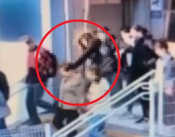 Kopnął kobietę w głowę bo ta miała się otrzeć o jego partnerkę. Policja opublikowała nagranie Zdjęcie wpisu