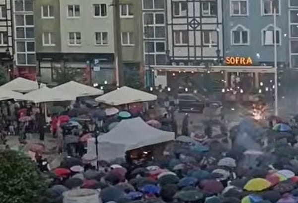 6-letnie dziecko trafiło do szpitala po tym, jak ktoś odpalił petardy w tłumie na koncercie Zdjęcie wpisu