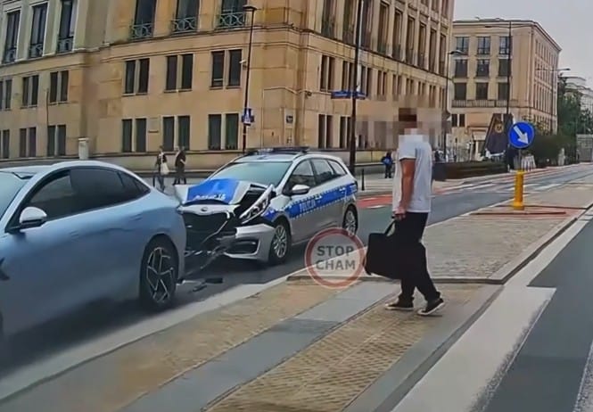 Policjant skasował radiowóz na przejściu dla pieszych. Poszkodowany kierowca chciał przepuścić pieszego. Zdjęcie wpisu