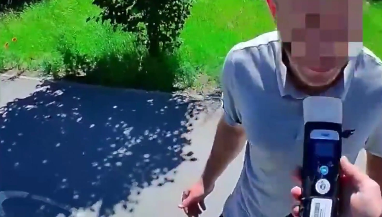 Czuć było od niego alkohol i nie miał uprawnień. Przekonywał policjanta, że nie będzie prowadził. Co zrobił kilka minut później? Zdjęcie wpisu