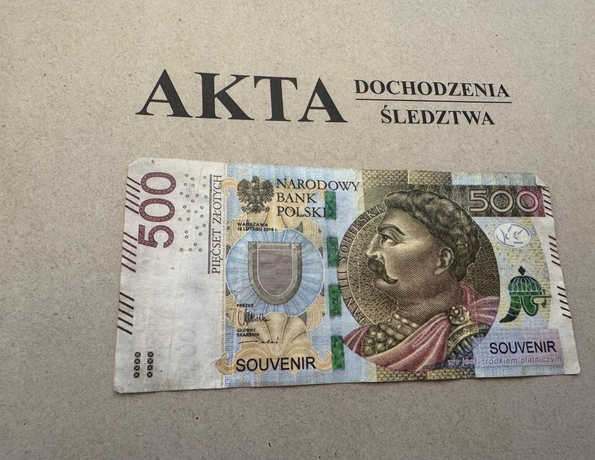Zapłaciła za zakupy banknotem "500 złotych" oznaczonym SOUVENIR. Grozi jej 8 lat więzienia Zdjęcie wpisu