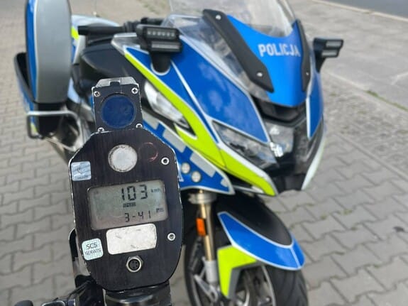 Zdał egzamin, wsiadł do BMW i stracił prawko za prędkość Zdjęcie wpisu