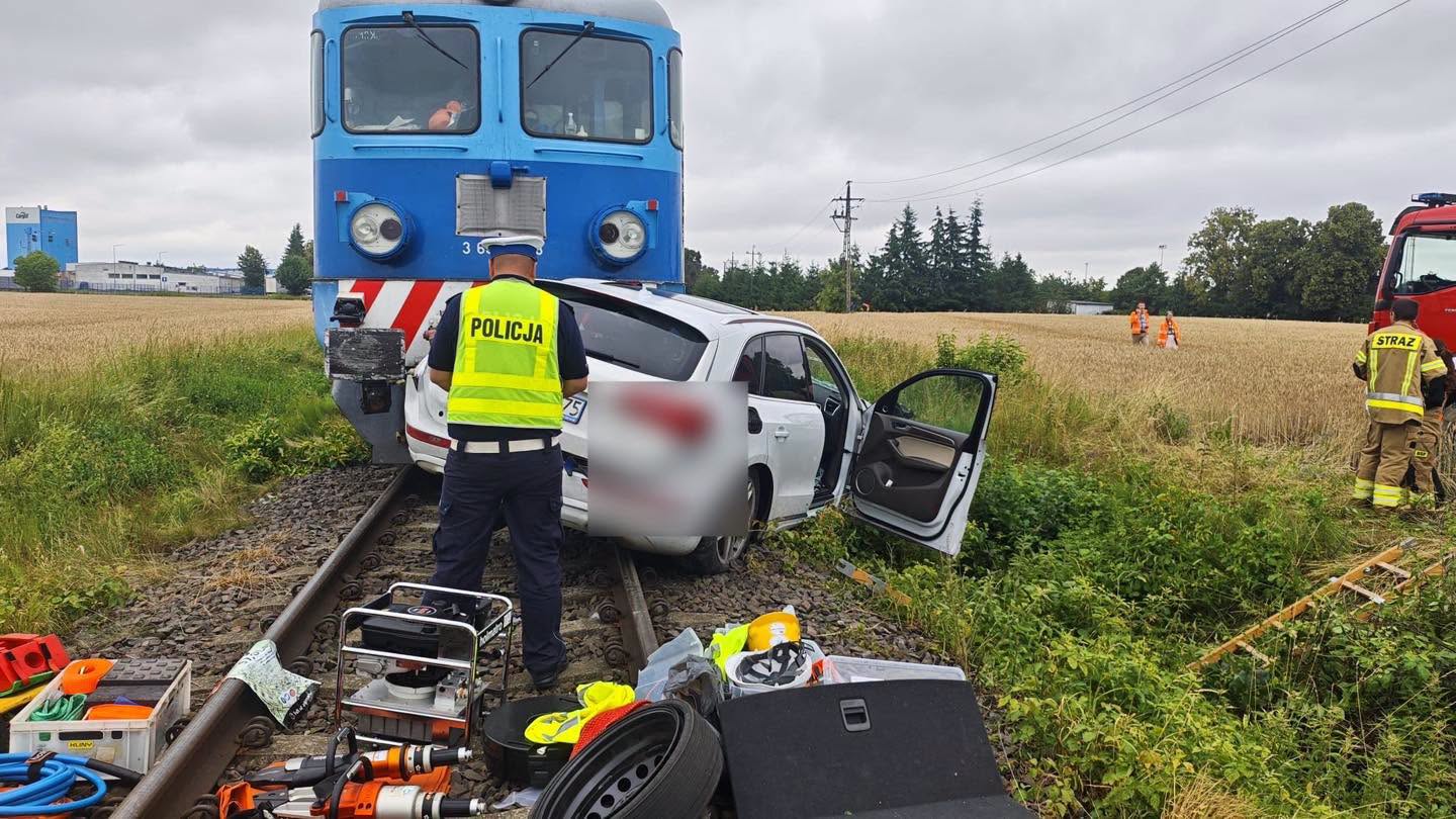 Audi Q5 wjechało wprost pod pociąg towarowy. 41-latek nie miał żadnych szans Zdjęcie wpisu