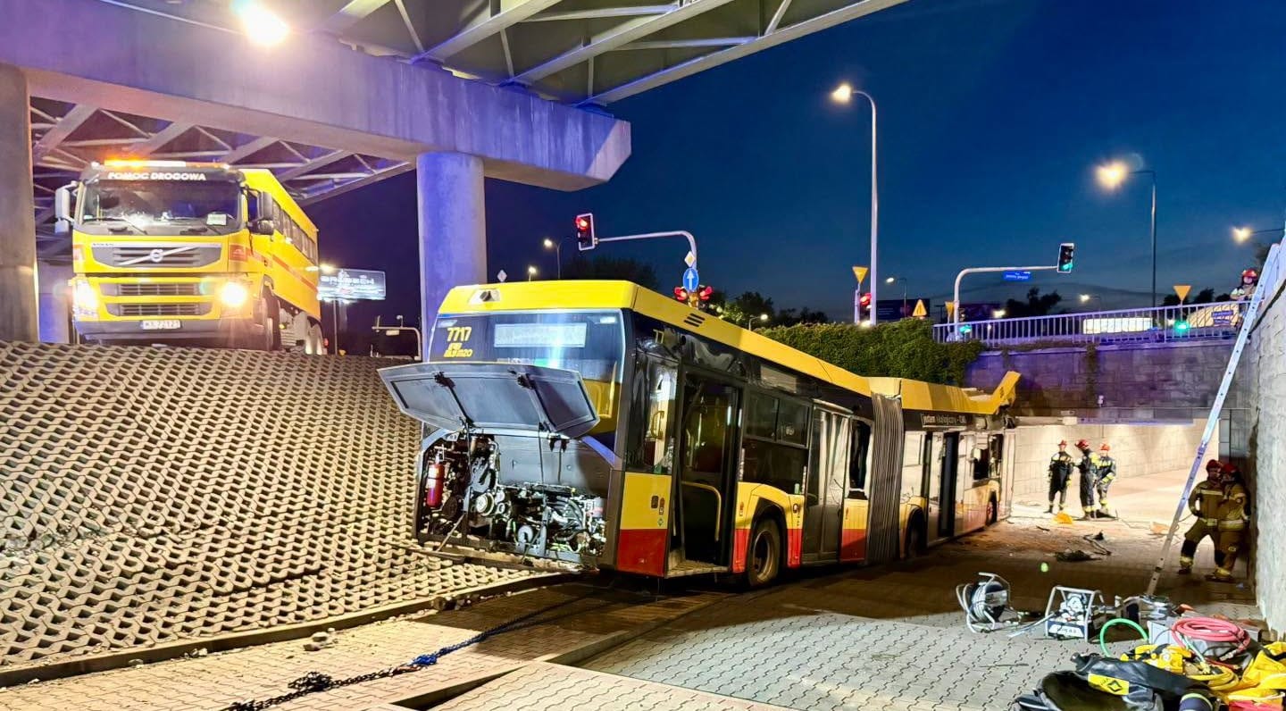 Nieoficjalne przyczyny wypadku autobusu w Warszawie. Pojazd jechał tak, jakby cały czas miał wciśnięty gaz, w sieci pojawiło się nagranie Zdjęcie wpisu