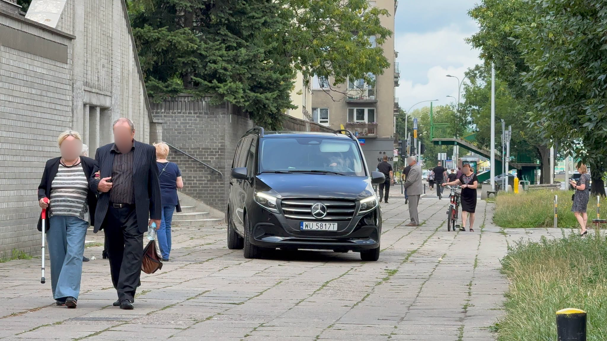 Konfitura krytykowany za donos na karawan pogrzebowy. Pyta czy to tłumaczy jazdę po chodniku? Zdjęcie wpisu
