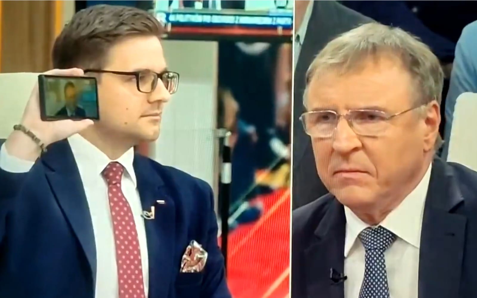 Jacek Kurski słuchający Jacka Kurskiego opowiadającego o „sekcie smoleńskiej” i śmiejącego się z Macierewicza Zdjęcie wpisu