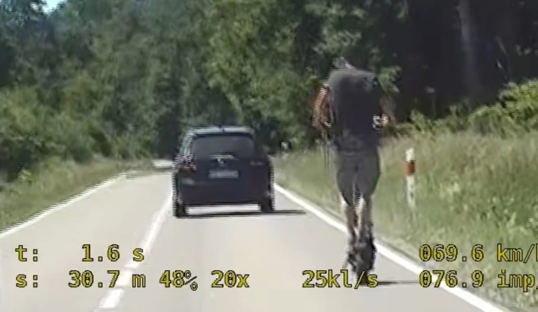 Jechał hulajnogą, bo ma zakaz sądowy. Osiągnął prędkość prawie 70km/h, a za nim policja Zdjęcie wpisu