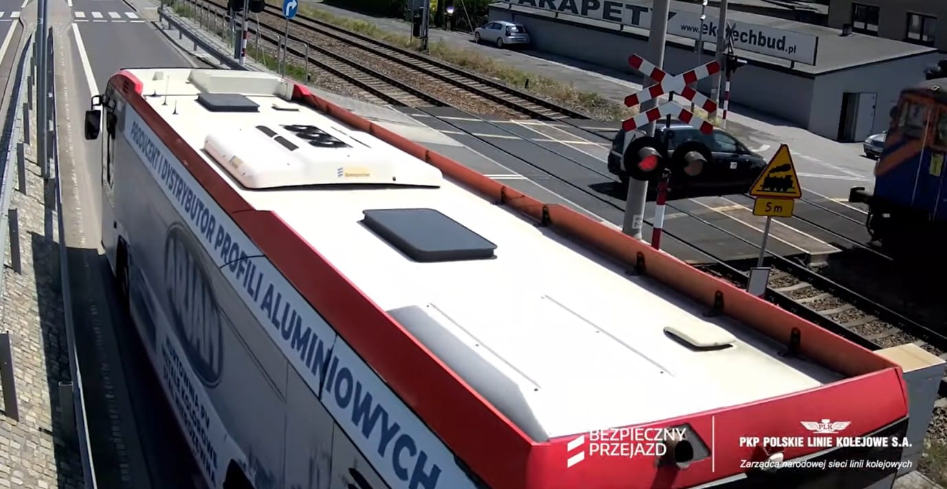 Kierowca zignorował czerwone światło i wjechał pod nadjeżdżający pociąg. Sparaliżował ruch kolejowy na kilka godzin Zdjęcie wpisu