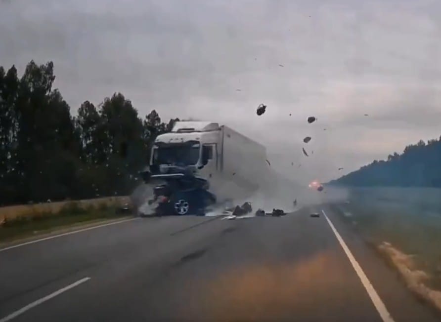 Wyprzedzał na trasie i wjechał wprost pod TIRa. BMW X5 rozpadło się na kawałki, zginęła cała rodzina Zdjęcie wpisu