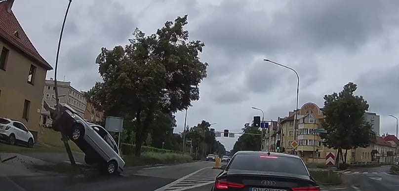 21-latek w Oławie nie opanował passata i zatrzymał się na latarni Zdjęcie wpisu