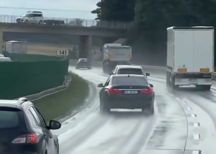 Czy za taką jazdę bokiem BMW po autostradzie policja powinna z miejsca zabrać prawo jazdy? Nagranie z okolic Wrocławia Zdjęcie wpisu