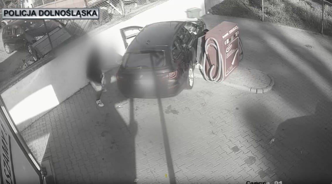 Handlarz nielegalnym tytoniem staranował policyjną blokadę, a potem uciekał pieszo z dzieckiem w nosidełku Zdjęcie wpisu