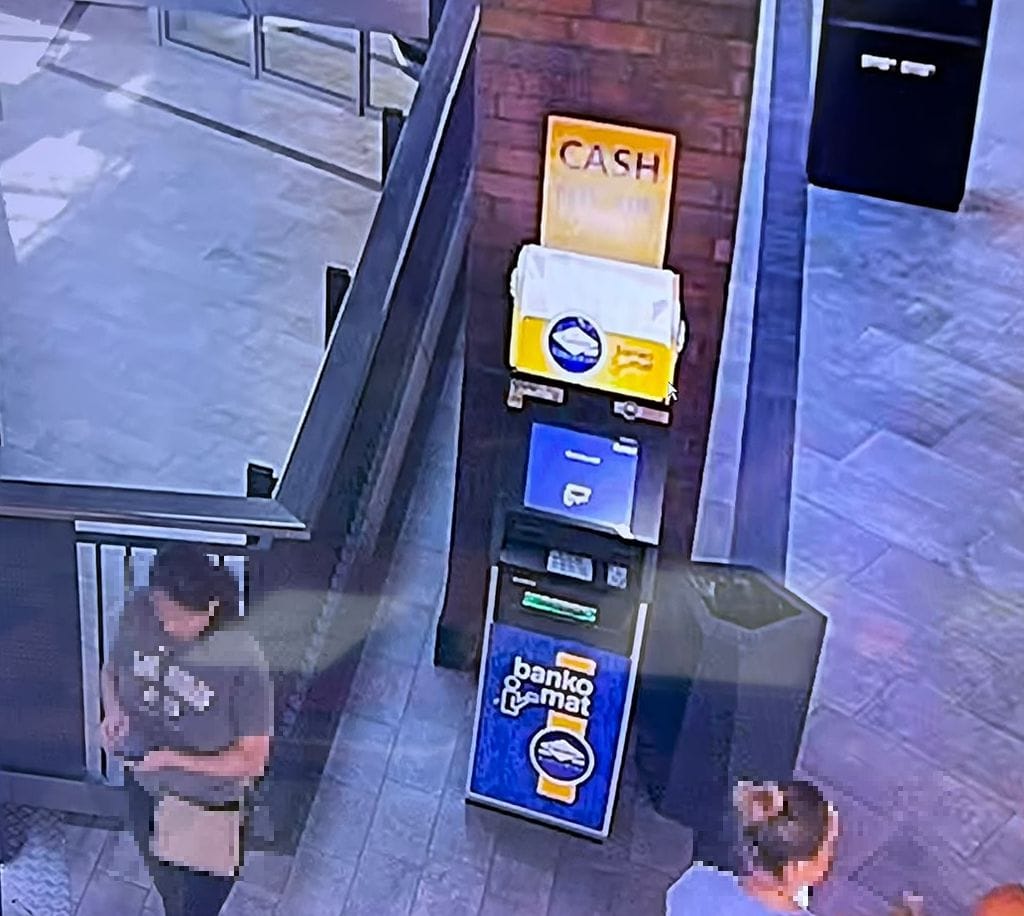 Wypłaciła pieniądze z bankomatu w Jarosławiu i odeszła bez nich. Policja odnalazła ją w galerii Zdjęcie wpisu