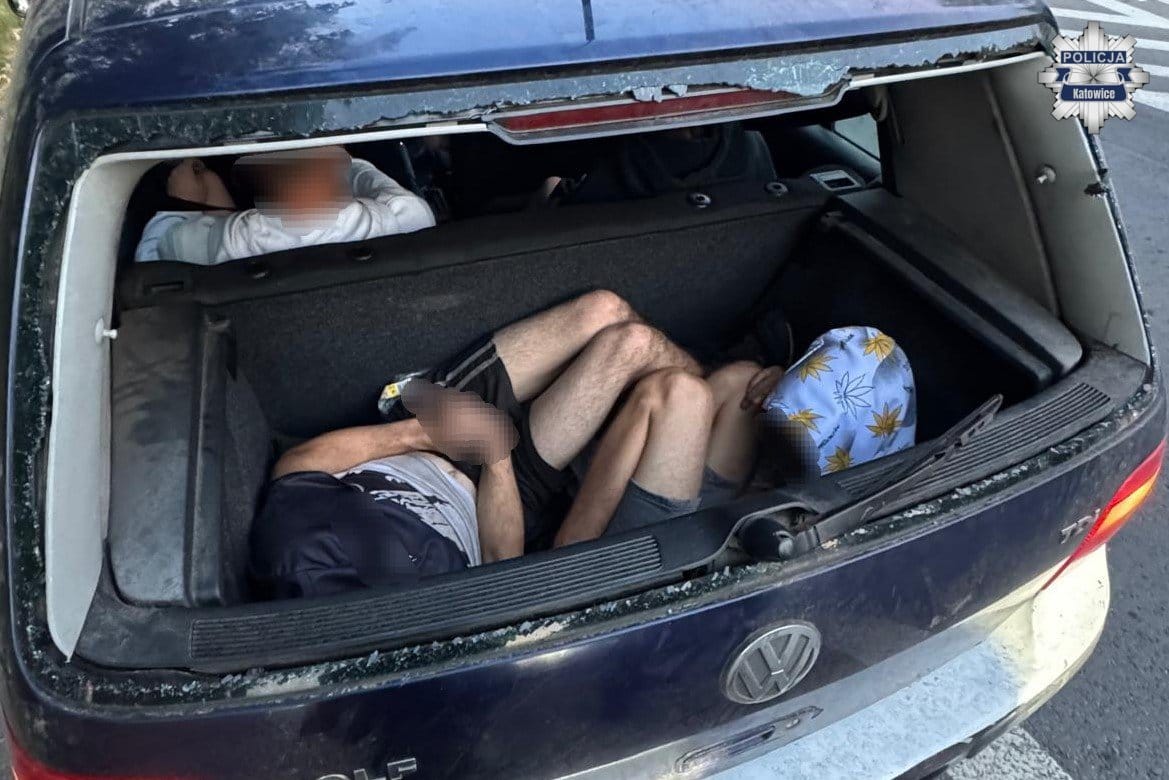 Osiem osób w jednym Volkswagenie, dwie jechały w bagażniku. Auto nie miało nawet tylnej szyby Zdjęcie wpisu