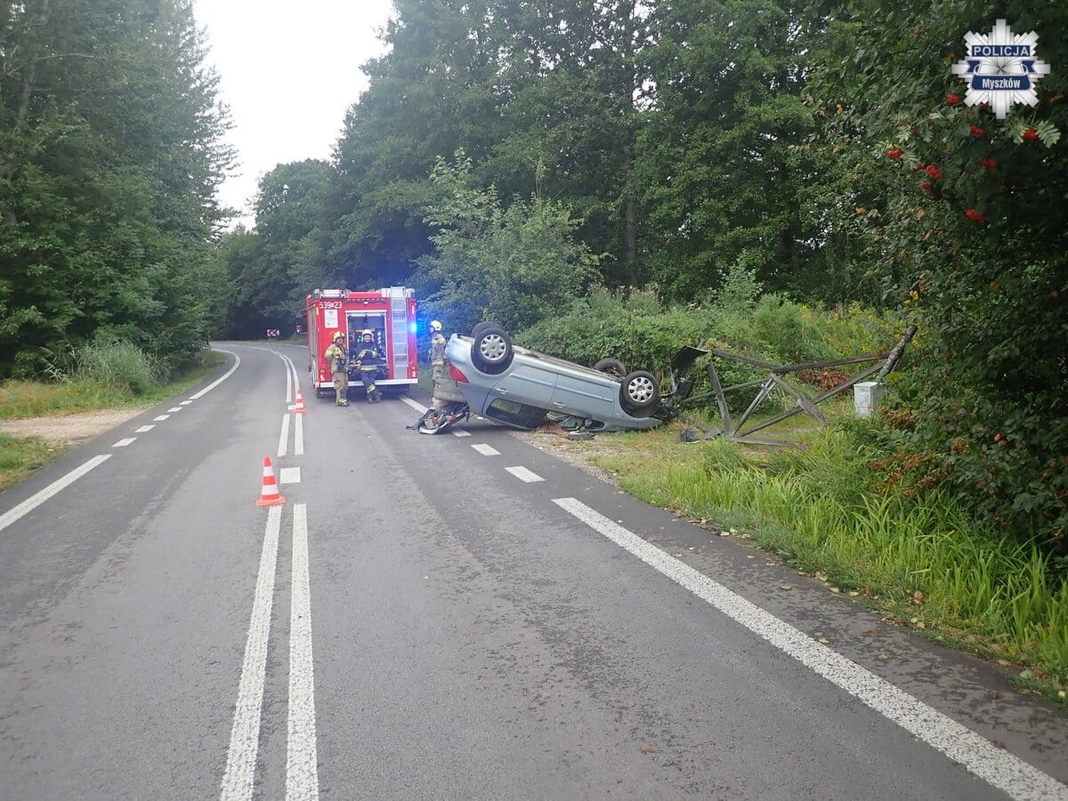 Jechał na służbę, przy drodze zobaczył auto na dachu. Policjant z Koziegłów nie czekał na karetkę Zdjęcie wpisu