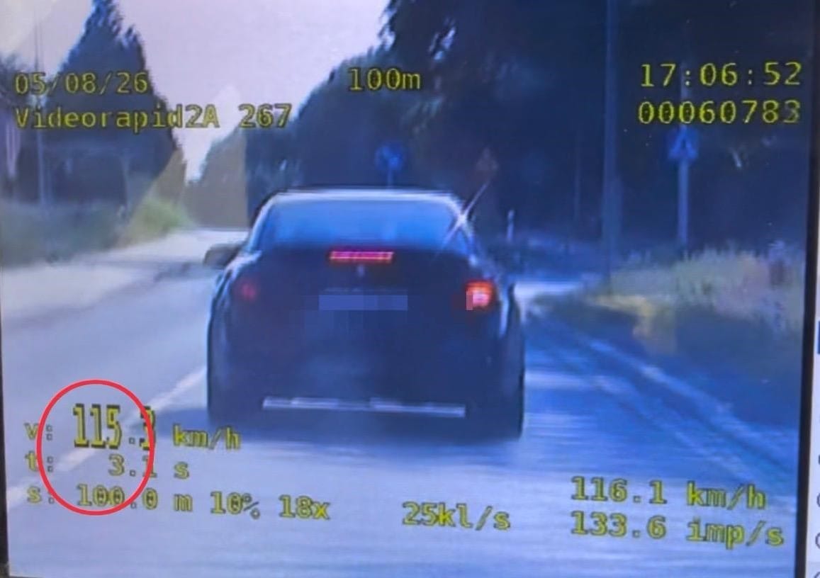 19-latka docisnęła do 115 km/h, żeby zaimponować „fajnym chłopakom" z BMW. Zamiast numeru telefonu dostała mandat na 2000 zł Zdjęcie wpisu