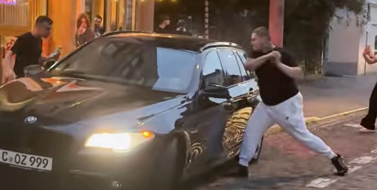 Pijany 17-letni obywatel Mołdawii rozbił sześć aut w centrum Słupska. Swój rajd skończył w ogródku gastronomicznym Zdjęcie wpisu
