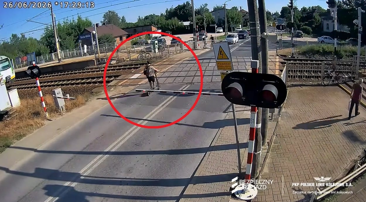 O włos od tragedii. Hulajnogą ominął rogatki i prawie wjechał wprost pod rozpędzony pociąg Zdjęcie wpisu