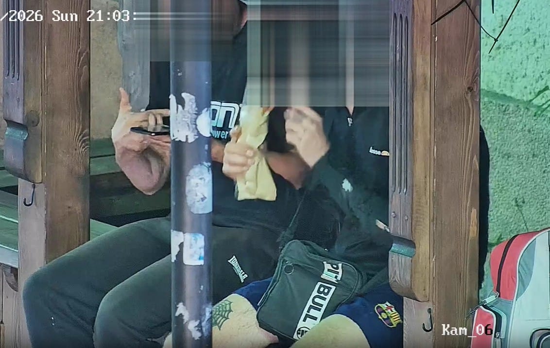 Jeden jadł kebaba, drugi wciągał "krechę" z telefonu. Wszystko nagrały kamery w centrum Olsztyna Zdjęcie wpisu