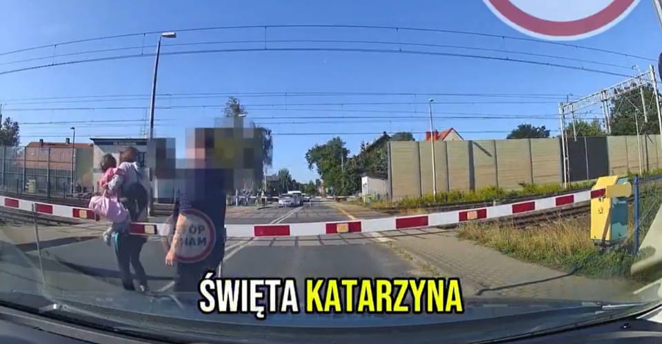 Przeszli z dzieckiem na rękach mimo opuszczonych rogatek. Chwilę później przejechał pociąg Zdjęcie wpisu