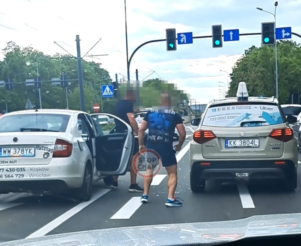 Dwóch osiłków wyskoczyło z auta do taksówkarza który stał na światłach. Nagranie z Krakowa Zdjęcie wpisu