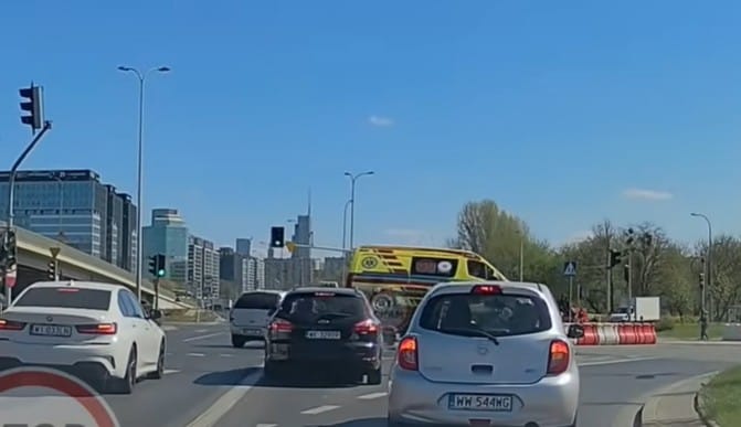 Karetka na sygnale przewróciła się na bok. Nagranie z wideorejestatora trafia do sieci miesiąc po zdarzeniu Zdjęcie główne wpisu