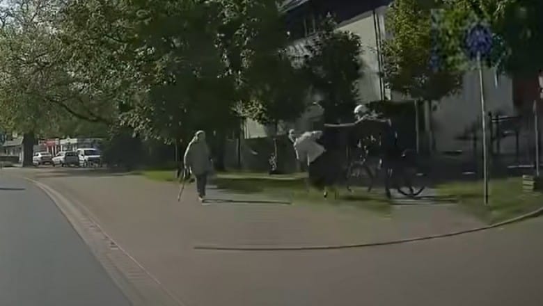 Rowerzysta zaatakował 80-latkę we Wrocławiu. Seniorka upadła na betonowy chodnik, wszystko nagrała kamera Zdjęcie główne wpisu