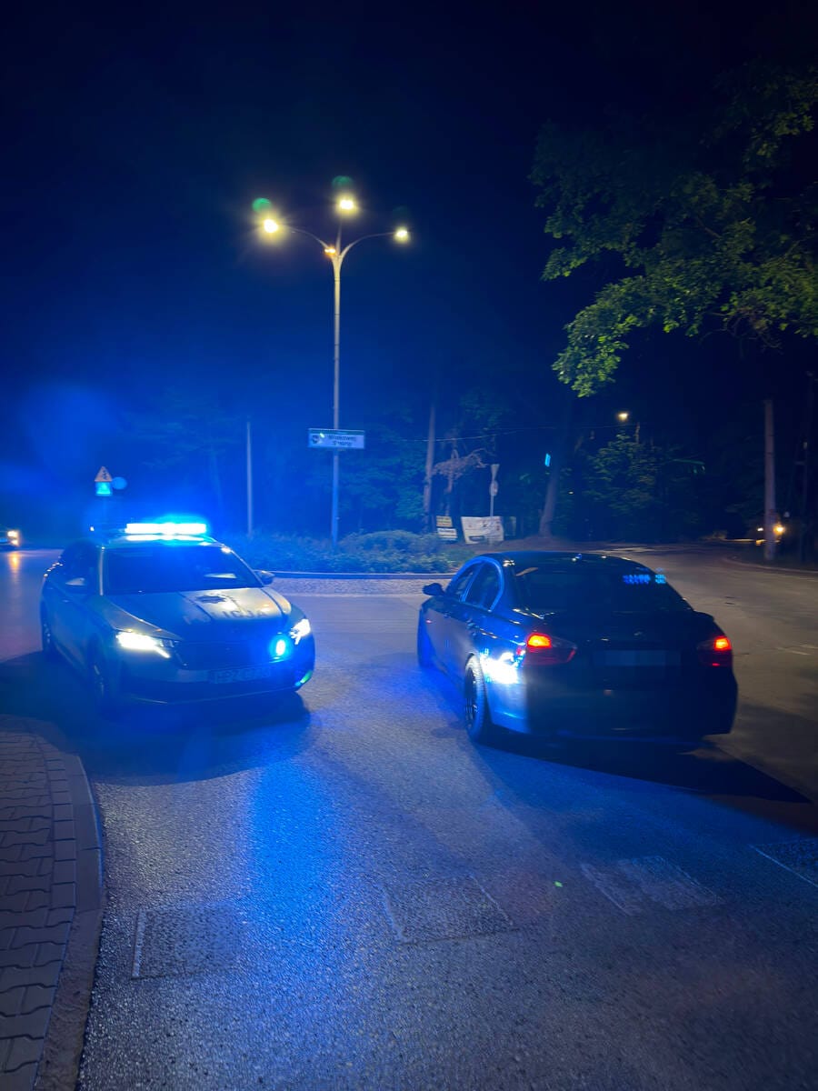 Był tak pijany, że zatrzymał BMW na środku drogi i zasnął za kierownicą. Obudzili go policjanci. Miał blisko 2 promile i cofnięte prawo jazdy Zdjęcie główne wpisu
