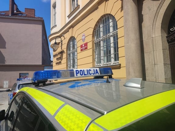 44 fałszywe alarmy w dwa dni. 17-latek dzwonił bez karty SIM, bo myślał, że jest nieuchwytny Zdjęcie główne wpisu