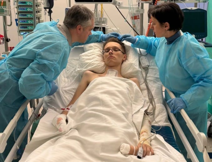 Dominik stracił obie nogi. Teraz zarzuty postawiono kierownikowi pociągu który po ich usłyszeniu trafił na SOR Zdjęcie główne wpisu